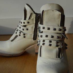 Freebird by Steven Truth Booties Cream Size 6